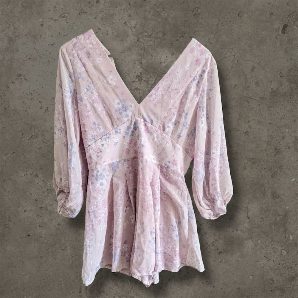 New Francescas Shorts Romper One Piece Sz Medium Pink Blush Floral NWT